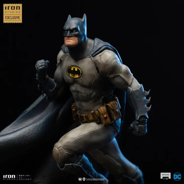 Batman on Bat Signal CCXP Exclusive Limited Edition Statue - Imagen 3