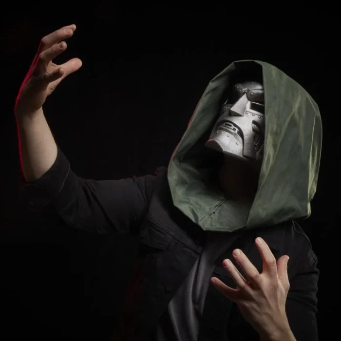 Marvel Legends Doctor Doom Mascara con Capucha - Imagen 15