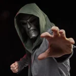Marvel Legends Doctor Doom Mascara con Capucha - Imagen 5