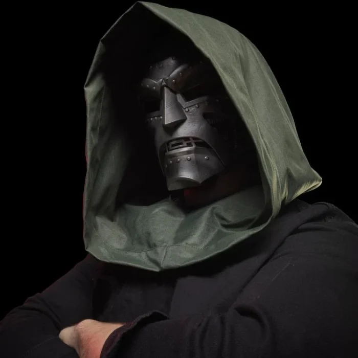 Marvel Legends Doctor Doom Mascara con Capucha - Imagen 14