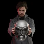 Marvel Legends Doctor Doom Mascara con Capucha - Imagen 7