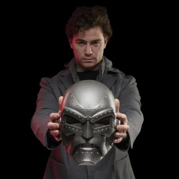 Marvel Legends Doctor Doom Mascara con Capucha - Imagen 7