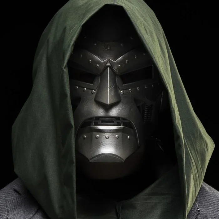 Marvel Legends Doctor Doom Mascara con Capucha - Imagen 4