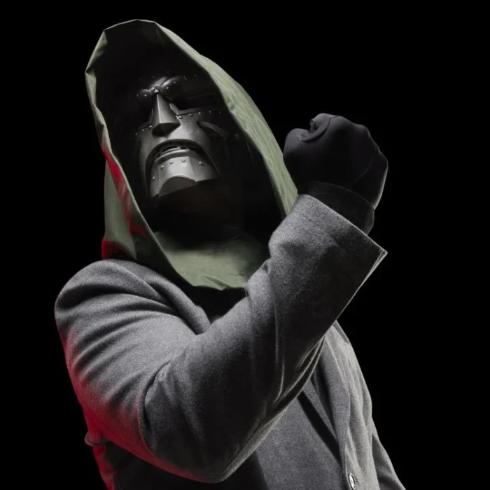 Marvel Legends Doctor Doom Mascara con Capucha - Imagen 12